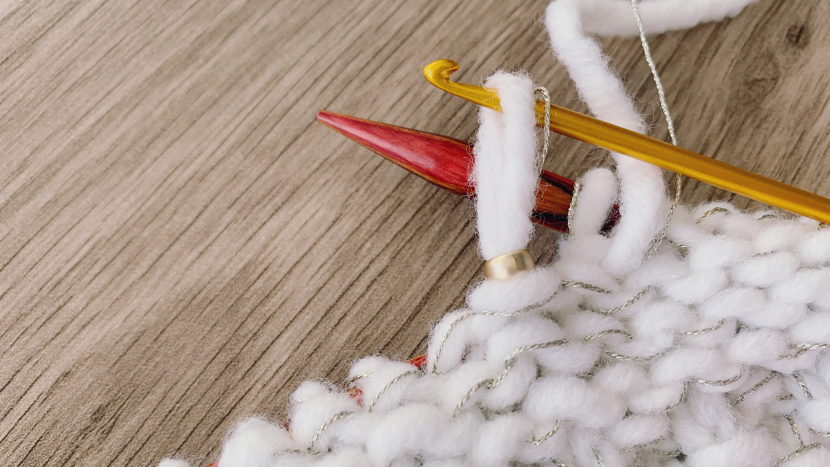 Pochette d'ordinateur chic au tricot avec insertion de perles métalliques et fil doré : Etape 5