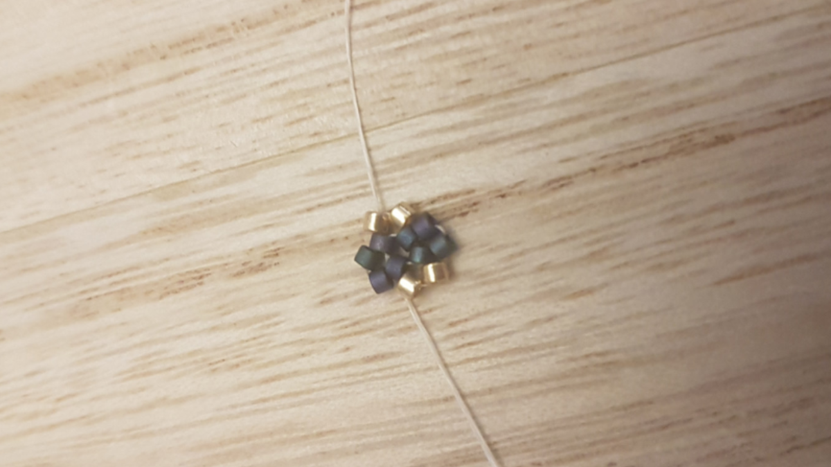 Etoiles 3D de Noël en tissage peyote de perles Miyuki : Etape 2