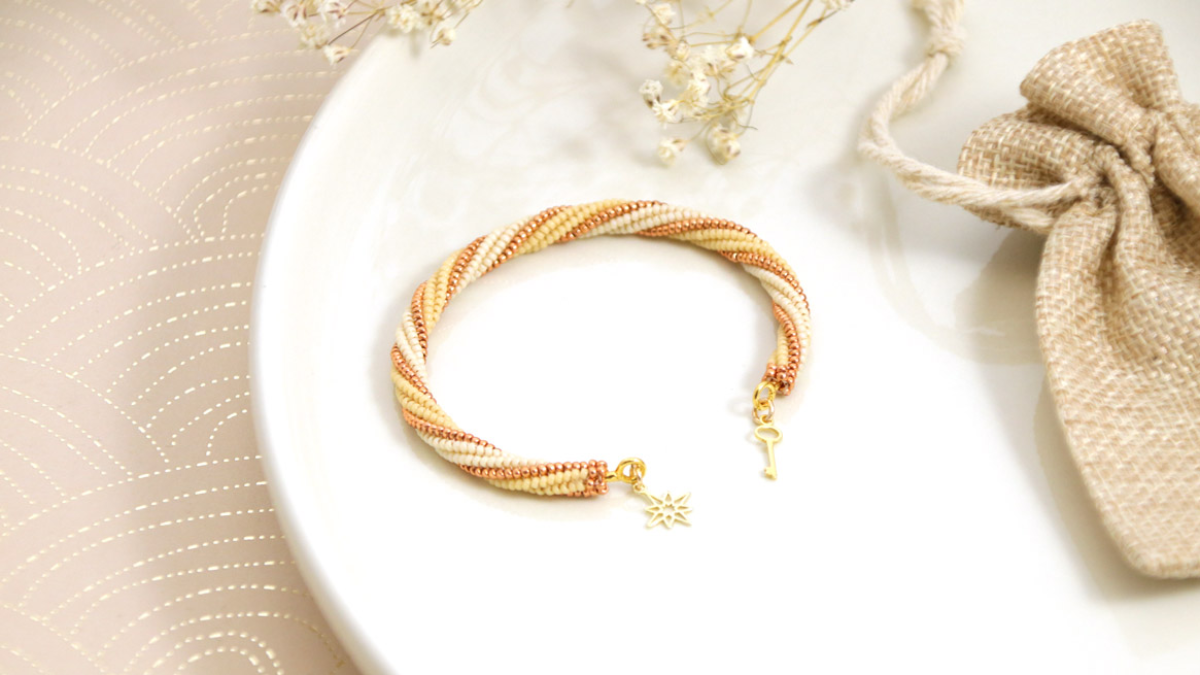 Bracelet jonc en tissage twisted herringbone tubulaire avec rocailles Miyuki 15/0