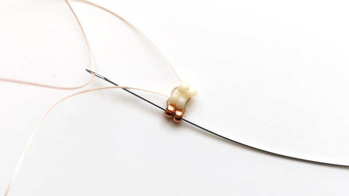 Bracelet jonc en tissage twisted herringbone tubulaire avec rocailles Miyuki 15/0 : Etape 3