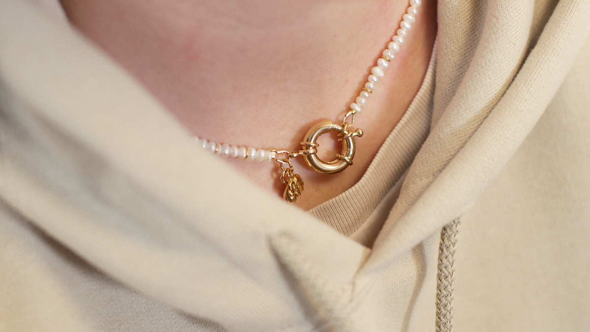 Schéma Collier ras de cou en perles d'eau douce et maxi fermoir bouée en plaqué or