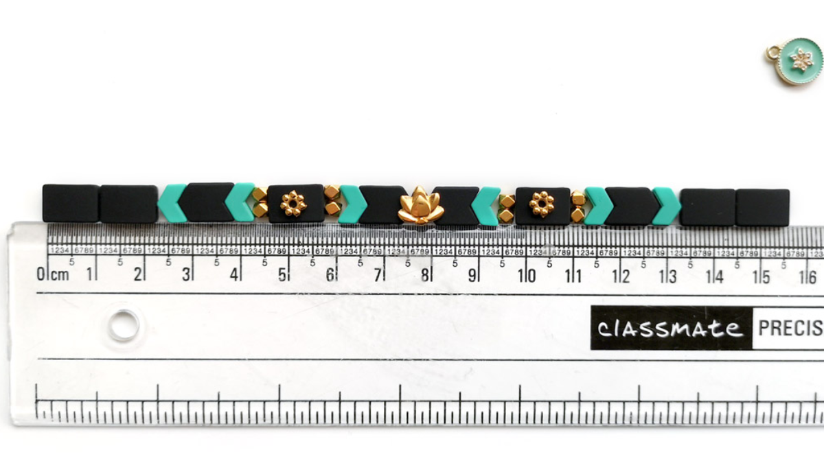 Bracelet élastique perles effet gomme chevrons et intercalaire lotus doré : Etape 1