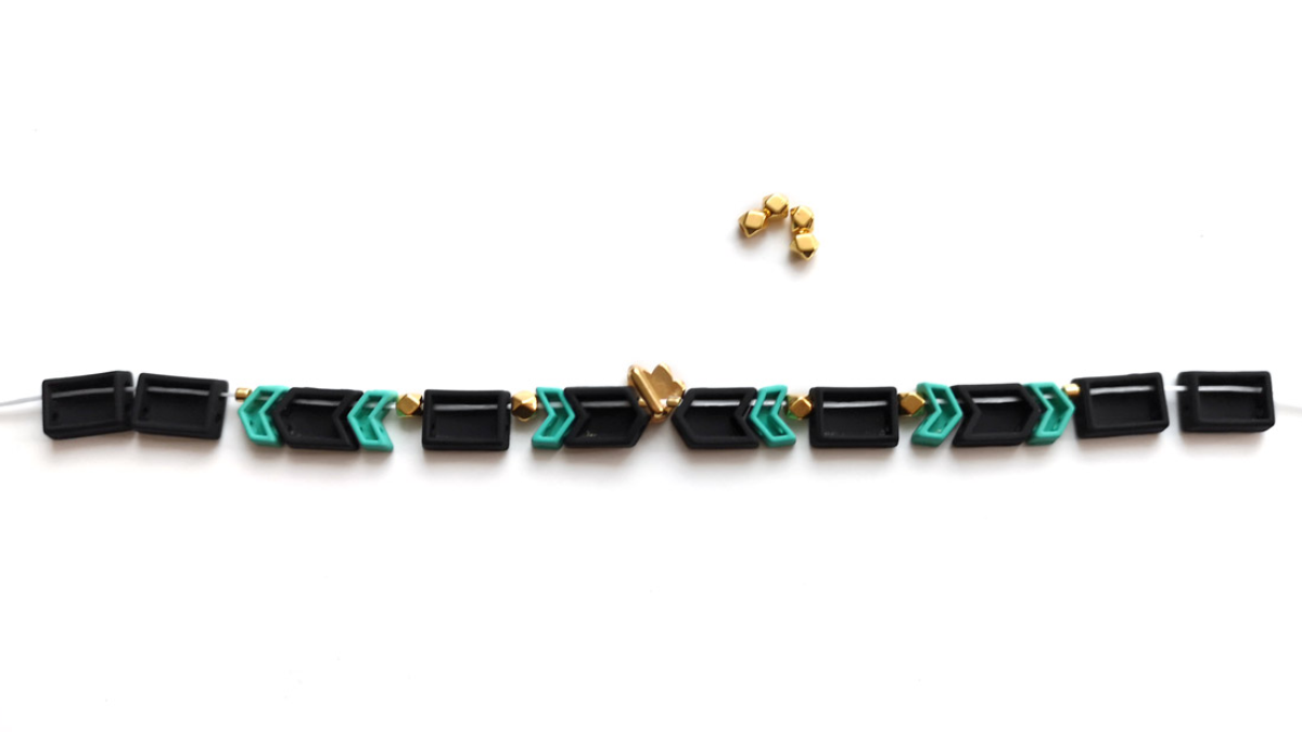 Bracelet élastique perles effet gomme chevrons et intercalaire lotus doré : Etape 2