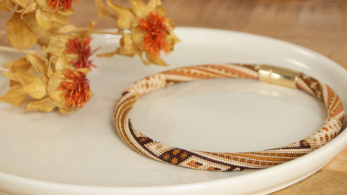 Collier spirale au crochet en mailles serrées avec perles Miyuki rocailles 15