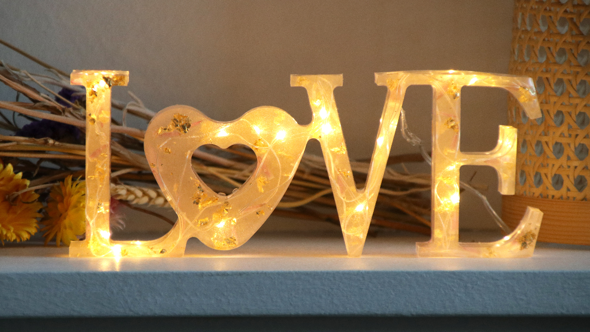 Lampe love en résine époxy
