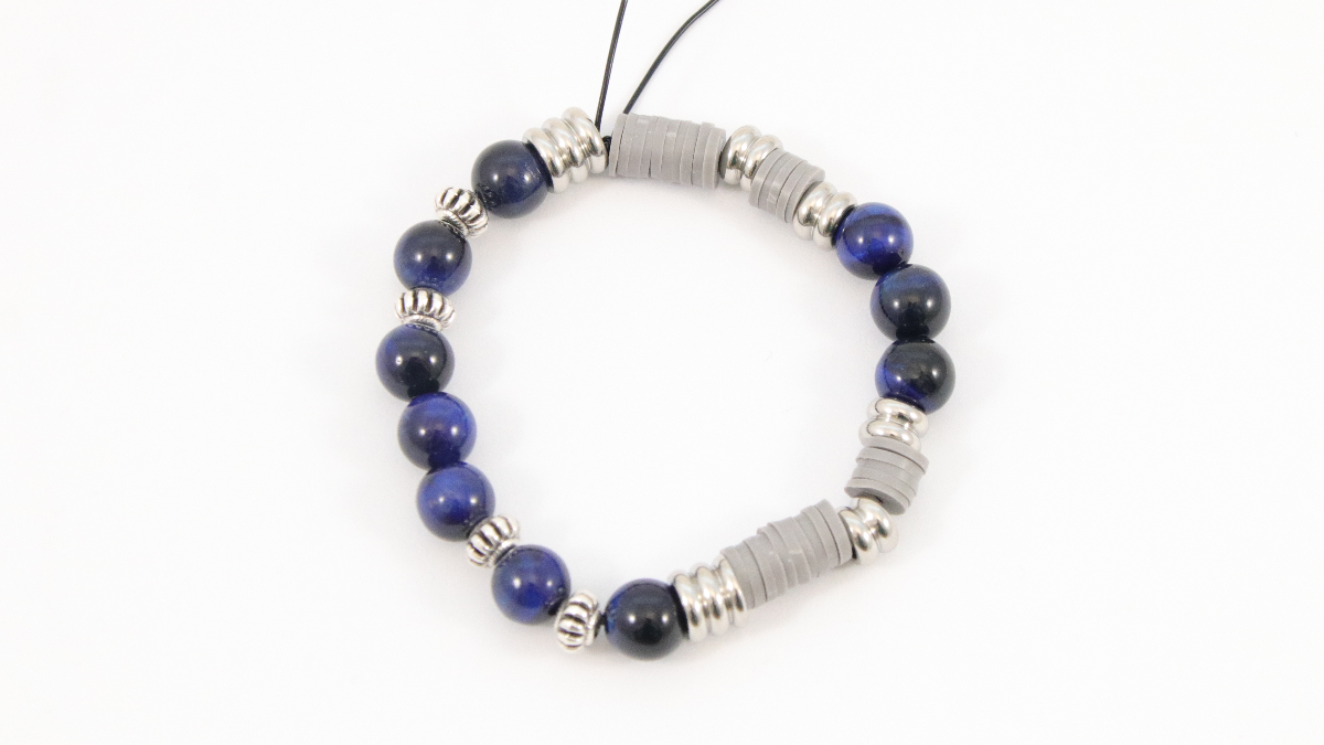 Bracelet élastique homme avec perles en pierre gemme oeil de tigre teinté bleue : Etape 2