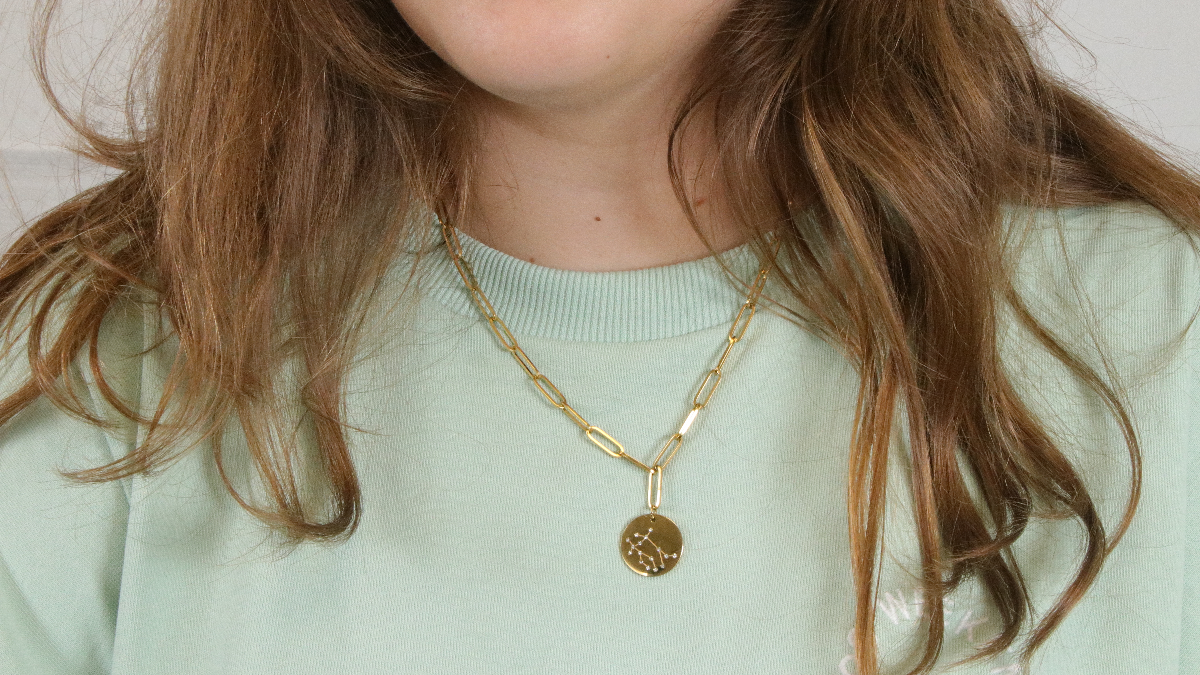 Schéma DIY Stacking de colliers dorés maxi chaînes et ras de cou en perles d'eau douce