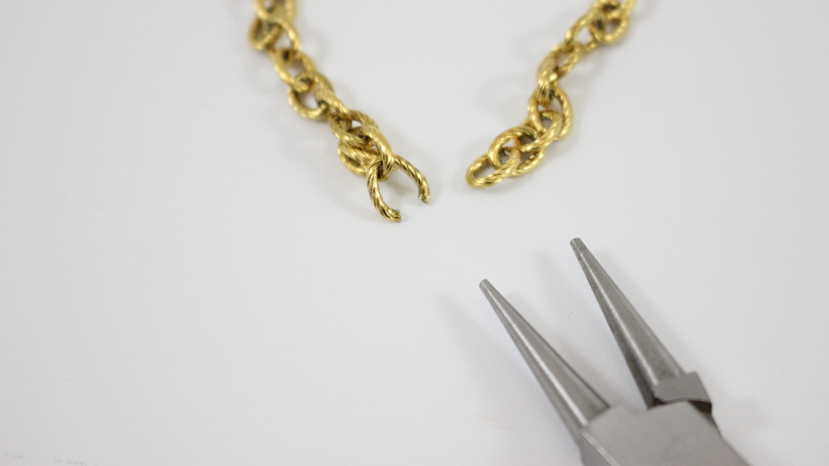 Boucles d'oreilles créoles grosses mailles acier inoxydable doré et acrylique : Etape 2