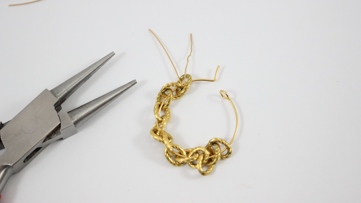 Boucles d'oreilles créoles grosses mailles acier inoxydable doré et acrylique : Etape 4