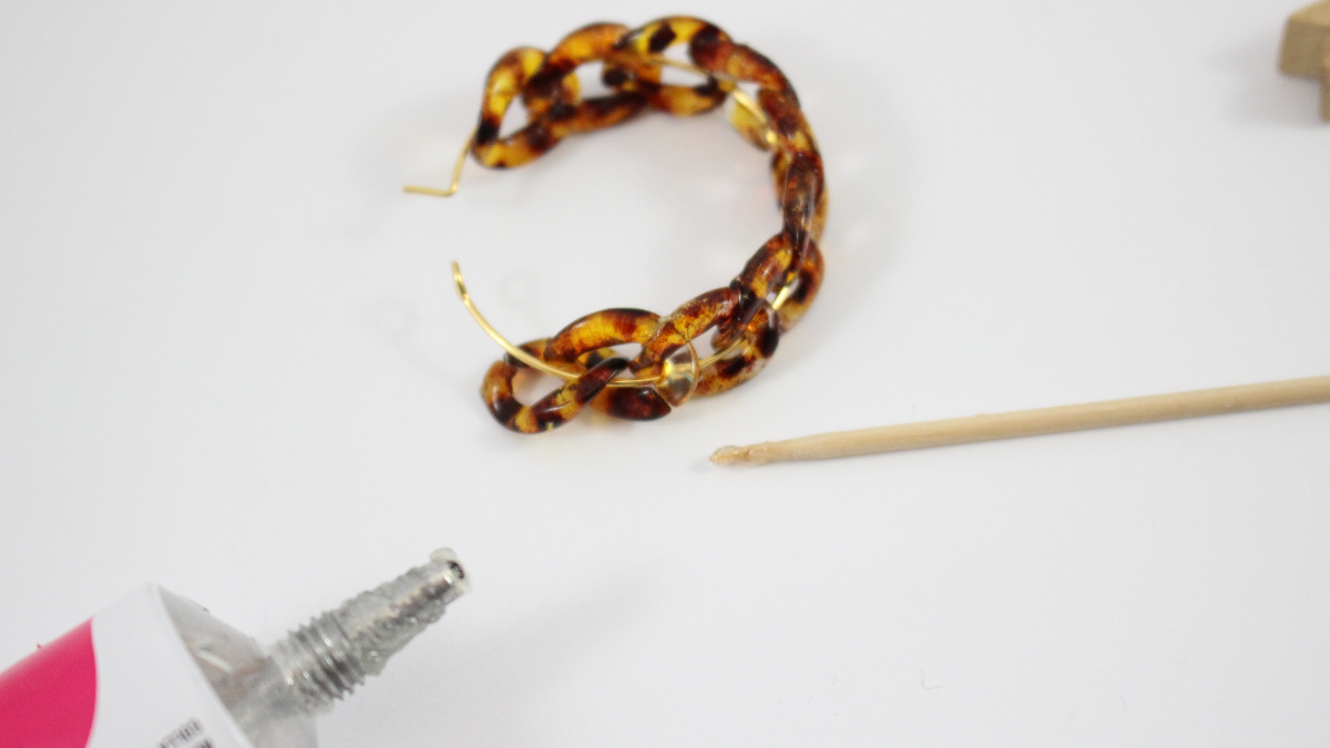 Boucles d'oreilles créoles grosses mailles acier inoxydable doré et acrylique : Etape 5