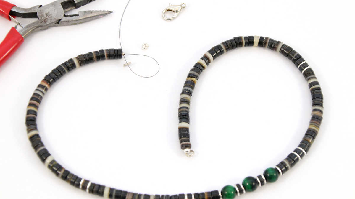 Collier surfeur pour homme heishis et oeil de tigre : Etape 3