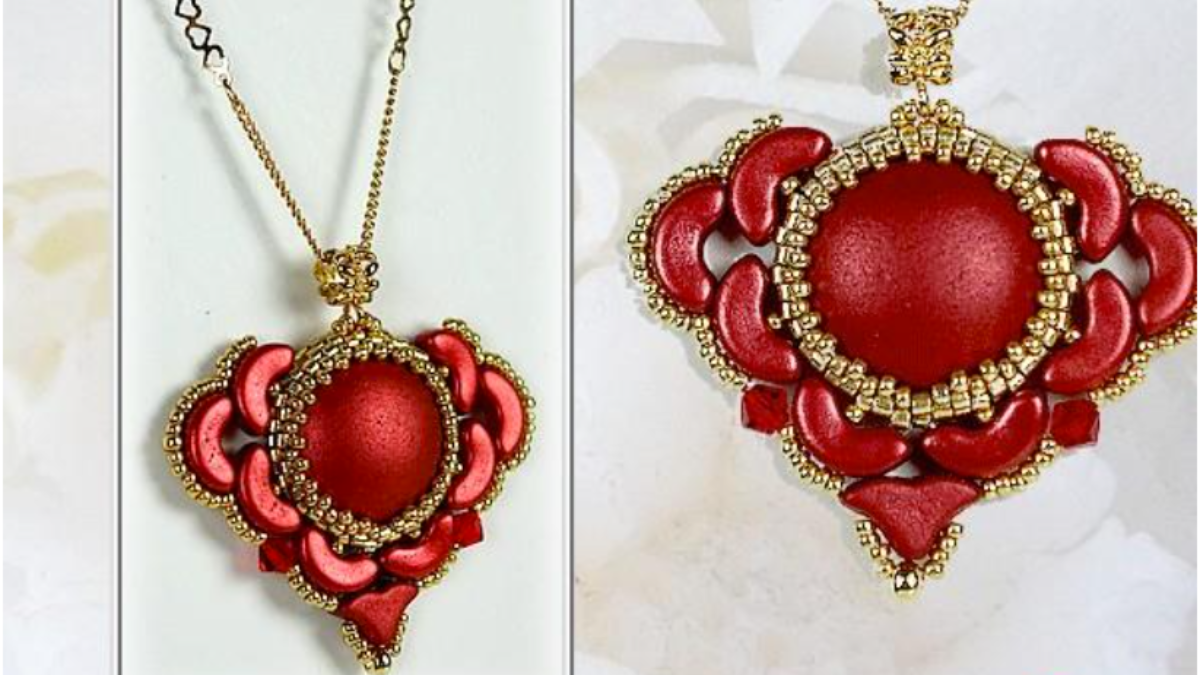 Pendentif Je t'aime en perles en verre Arcos, Helios et cabochons par Puca Pendentif Je t'aime en perles en verre Arcos, Helios et cabochons par Puca