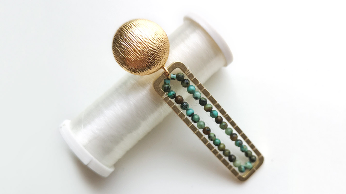 Boucles d'oreilles rectangle allongé et perles turquoise africaine : Etape 6