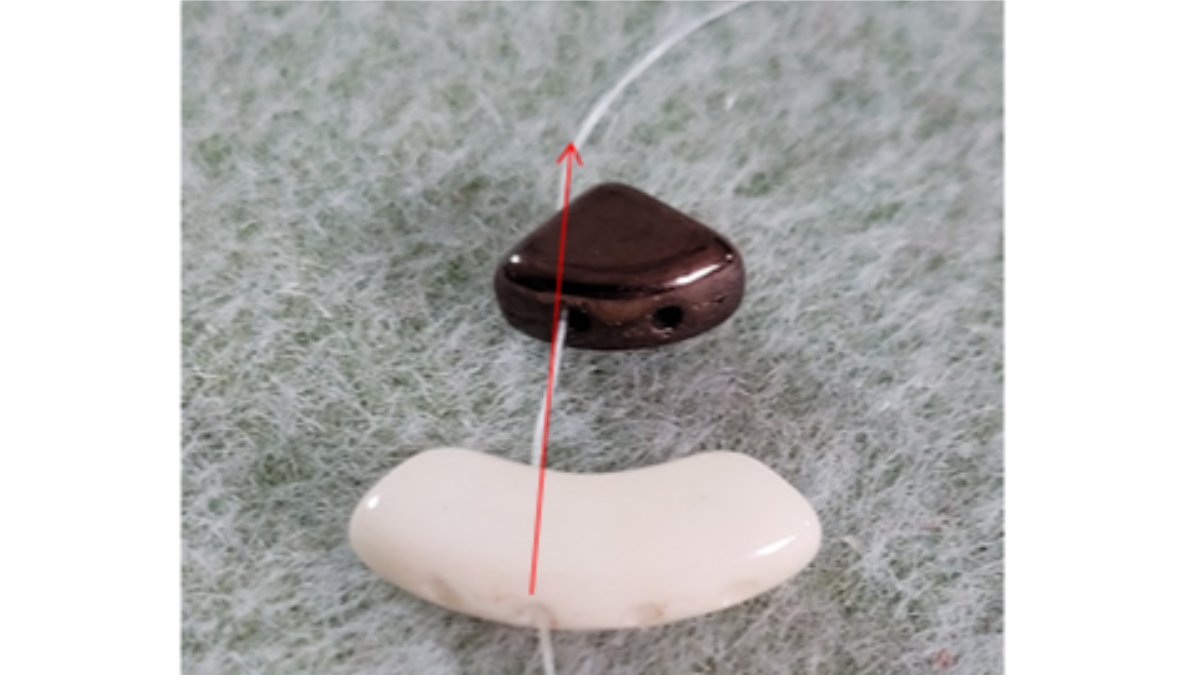 Parure Véga Pendentif et Boucles d'oreilles en perles en verre Pieduo et Quadbow : Etape 1