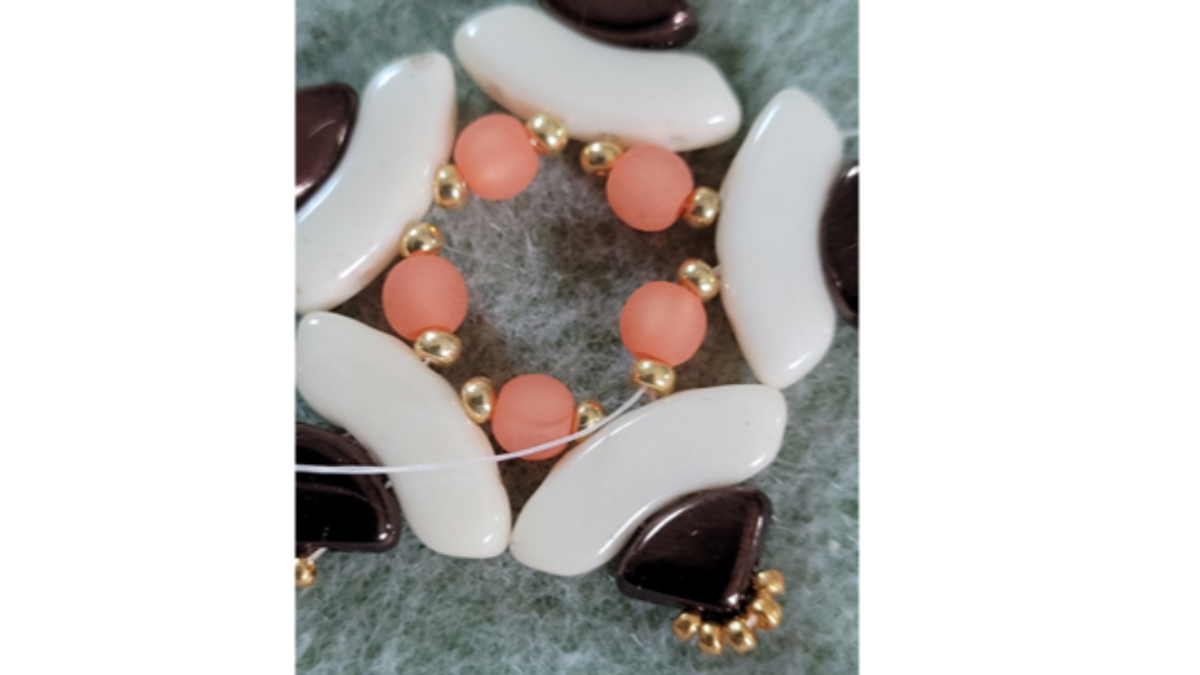 Parure Véga Pendentif et Boucles d'oreilles en perles en verre Pieduo et Quadbow : Etape 6