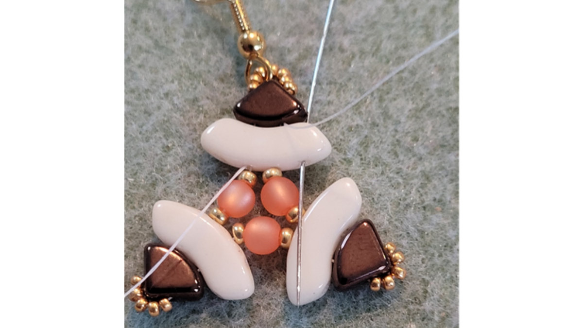 Parure Véga Pendentif et Boucles d'oreilles en perles en verre Pieduo et Quadbow : Etape 25