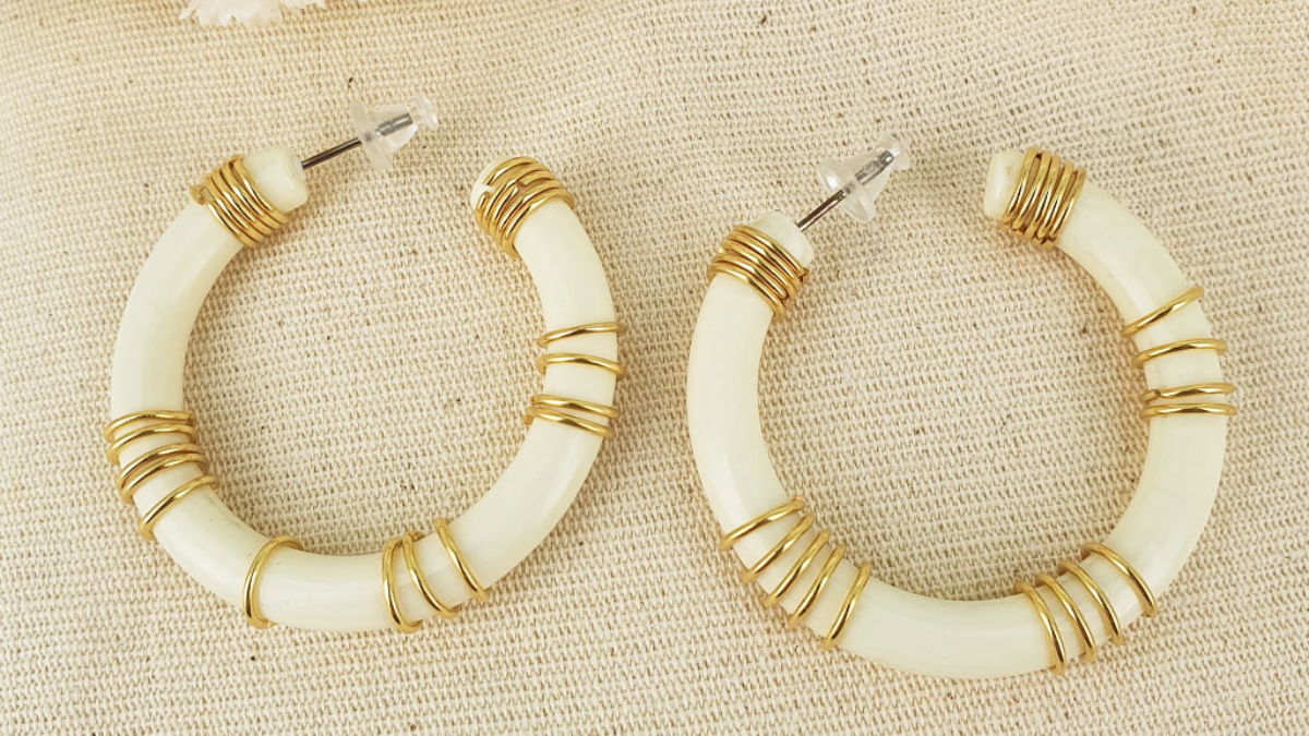 Boucles d'oreilles créoles en résine avec des anneaux dorés
