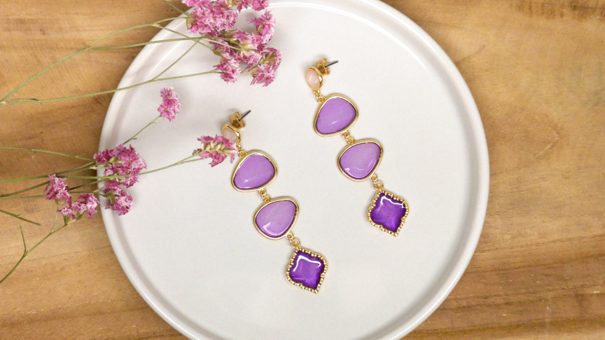 Boucles d'oreilles pendantes violettes résine époxy effet vitrail