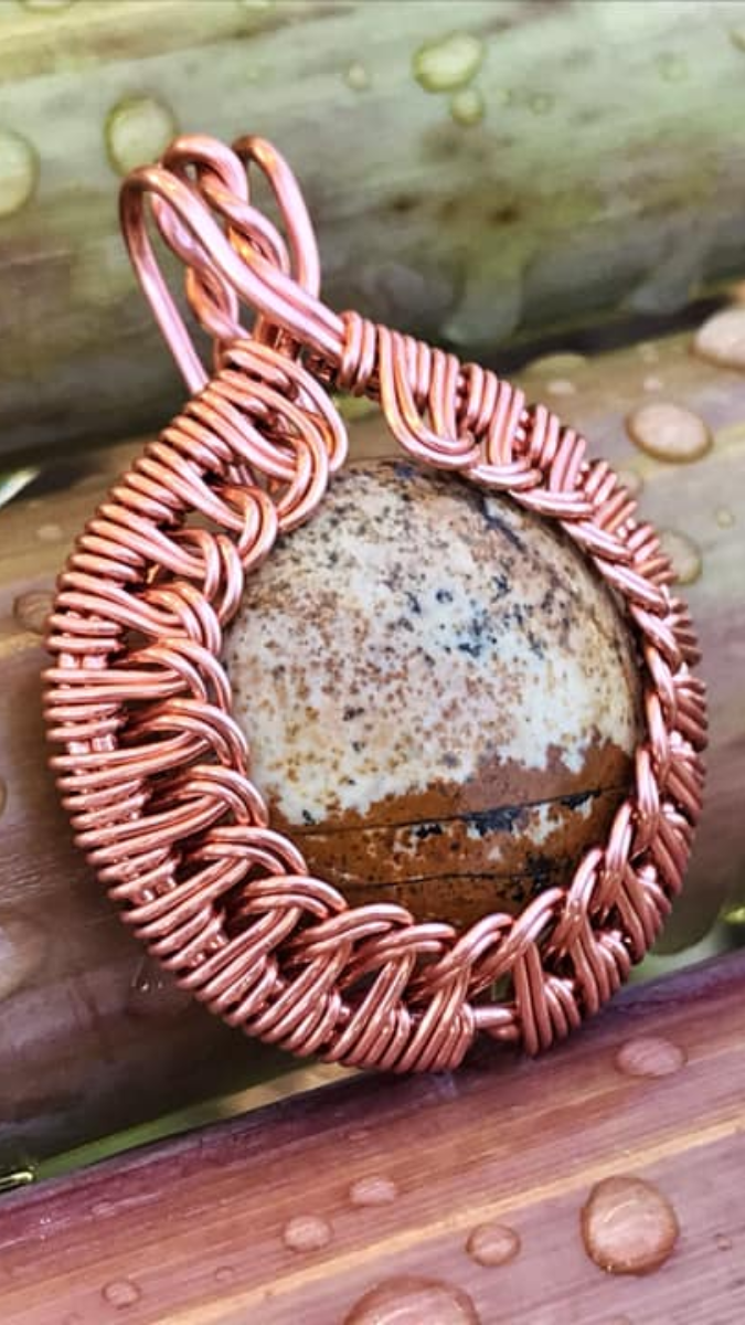 Schéma Pendentif serti wire wrapping avec cabochon pierre gemme et fil de cuivre