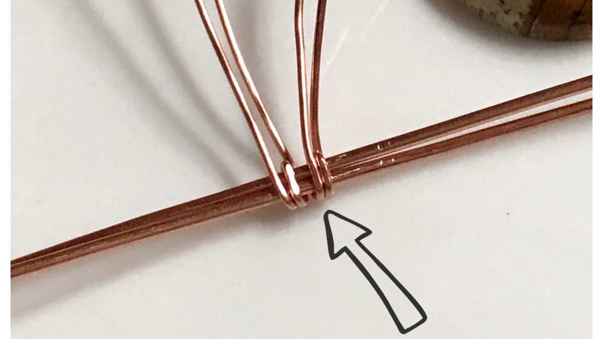 Pendentif serti wire wrapping avec cabochon pierre gemme et fil de cuivre : Etape 9