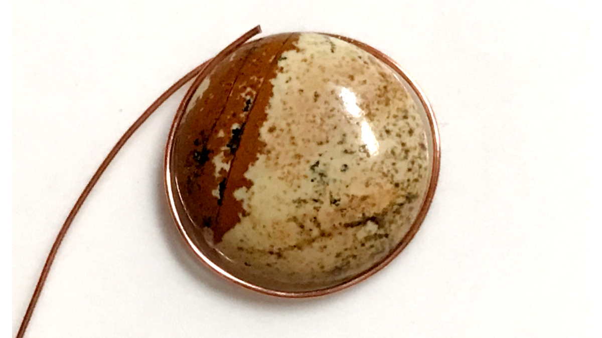 Pendentif serti wire wrapping avec cabochon pierre gemme et fil de cuivre : Etape 15