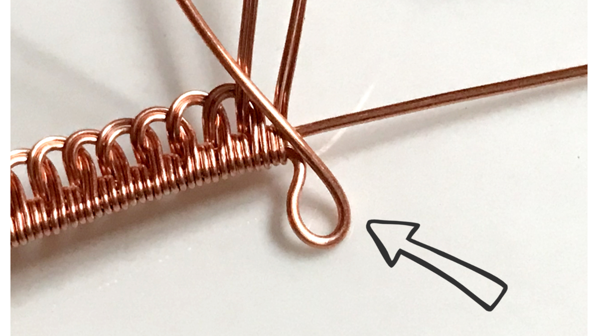 Pendentif serti wire wrapping avec cabochon pierre gemme et fil de cuivre : Etape 20