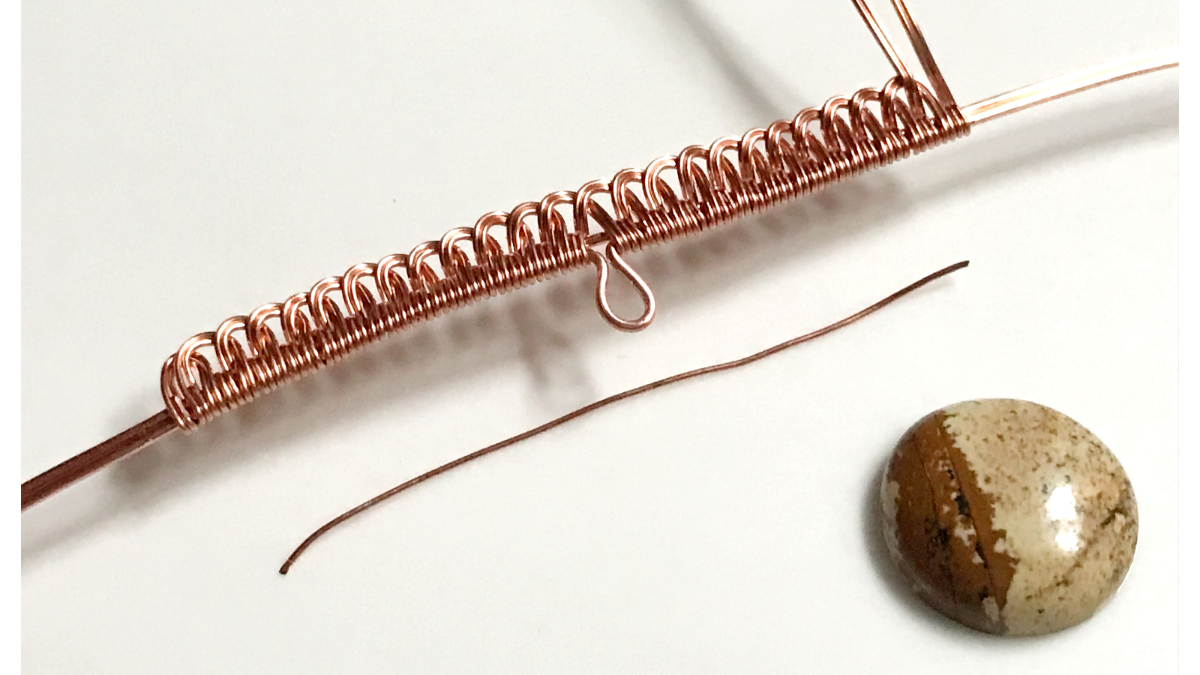 Pendentif serti wire wrapping avec cabochon pierre gemme et fil de cuivre : Etape 22