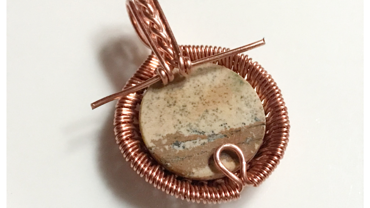 Pendentif serti wire wrapping avec cabochon pierre gemme et fil de cuivre : Etape 37