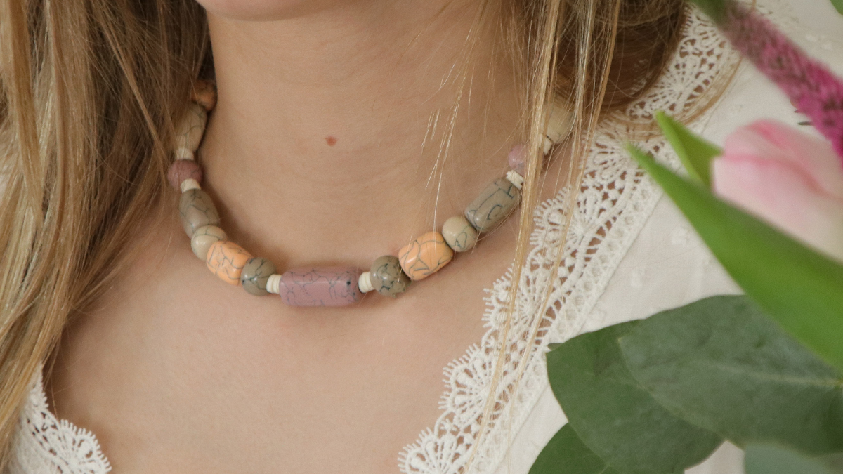 Schéma DIY collier en pâte polymère imitation perles howlite pastel