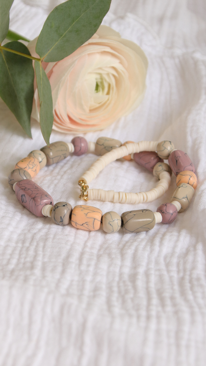 Schéma DIY collier en pâte polymère imitation perles howlite pastel