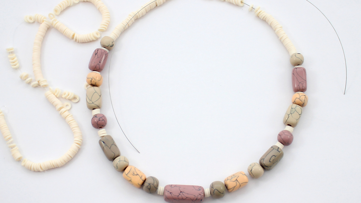 DIY collier en pâte polymère imitation perles howlite pastel : Etape 11