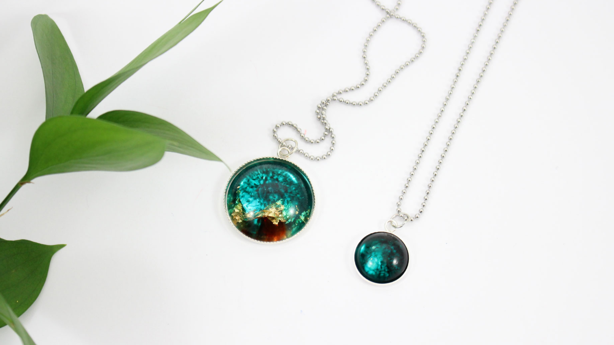 Pendentif cabochon serti en résine époxy