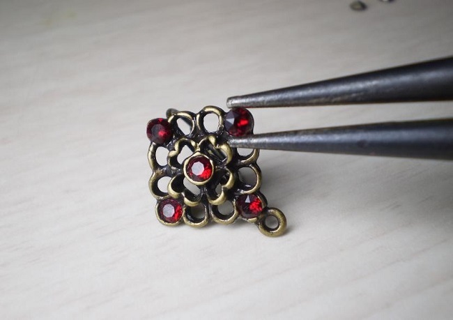 Boucles d'oreilles Bollywood avec gouttes siam PureCrystal : Etape 1