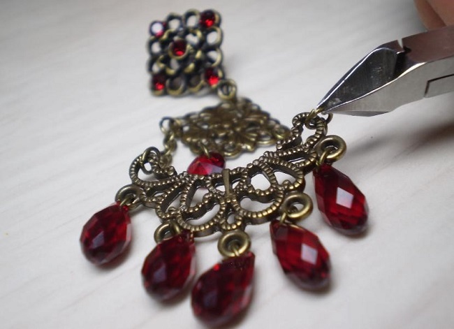 Boucles d'oreilles Bollywood avec gouttes siam PureCrystal : Etape 4