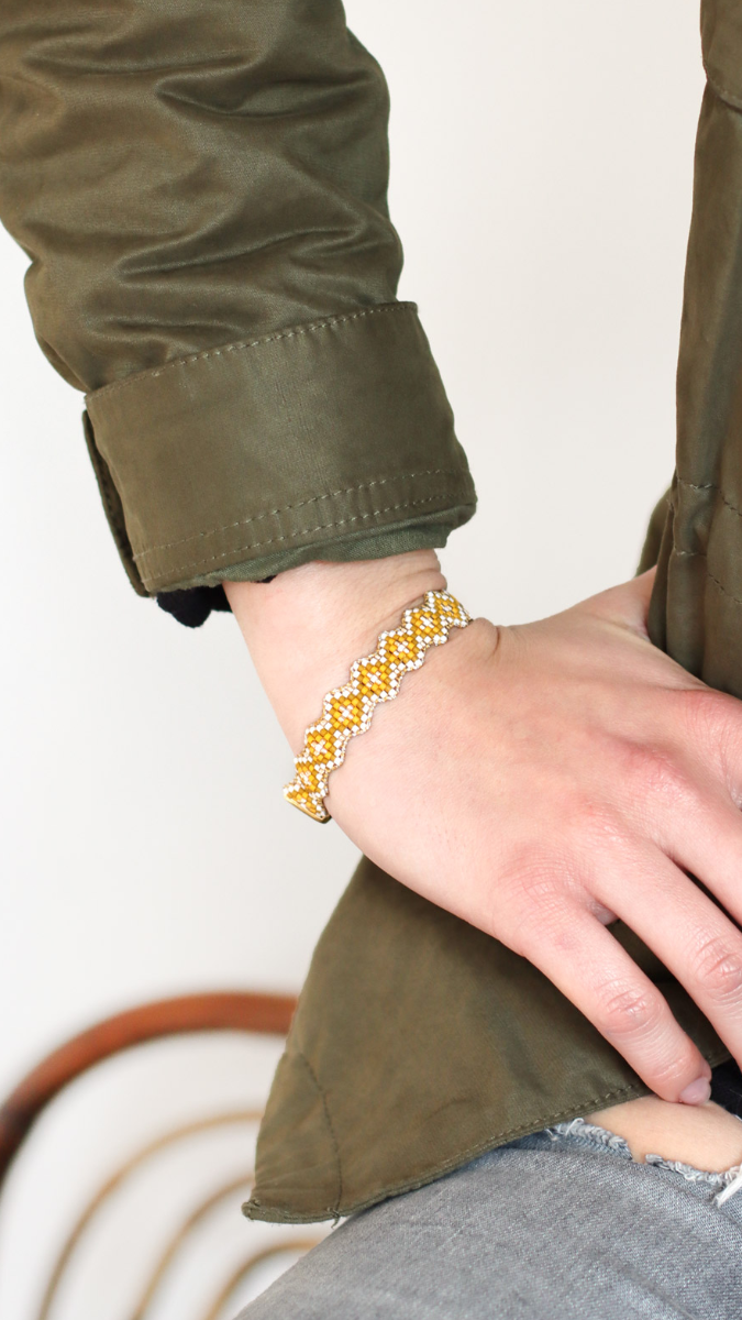Bracelet Miyuki losange sur métier à tisser avec fil doré