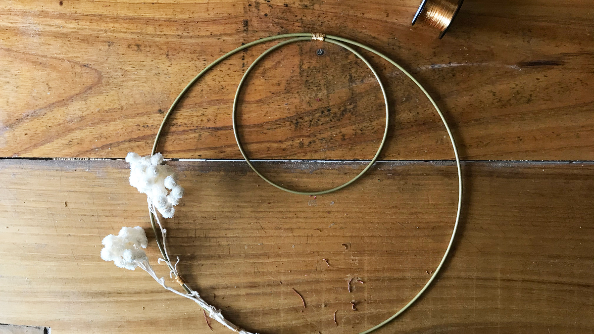 DIY Décoration bohème - Couronne de fleurs séchées : Etape 2