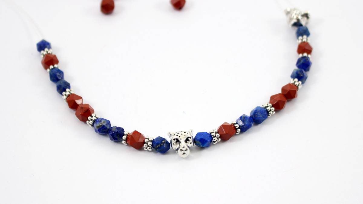 Bracelet mixte en jaspe rouge, lapis lazuli et perles léopard : Etape 1 Bracelet mixte en jaspe rouge, lapis lazuli et perles léopard : Etape 1