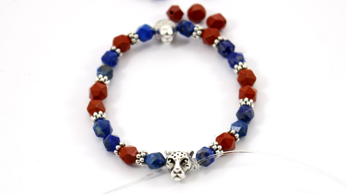 Bracelet mixte en jaspe rouge, lapis lazuli et perles léopard : Etape 4 Bracelet mixte en jaspe rouge, lapis lazuli et perles léopard : Etape 4