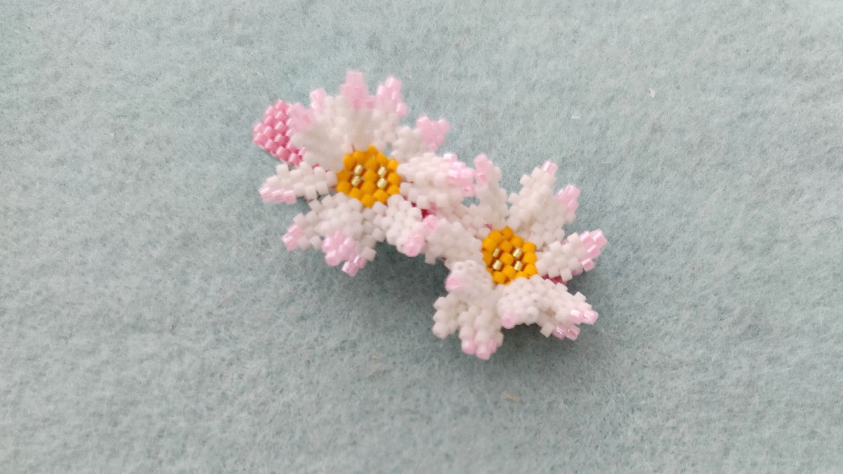Barrettes fleurs en relief en tissage de perles Miyuki Délicas 11/0 : Etape 8