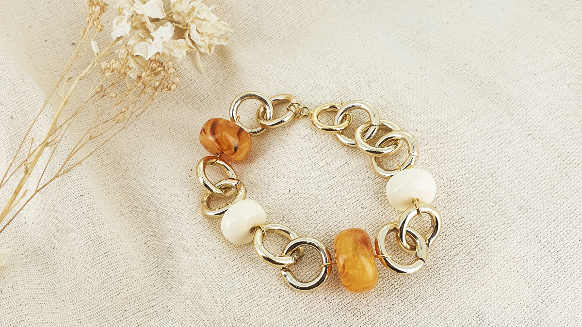 Bracelet grosse maille dorée avec des perles rondelles en resine