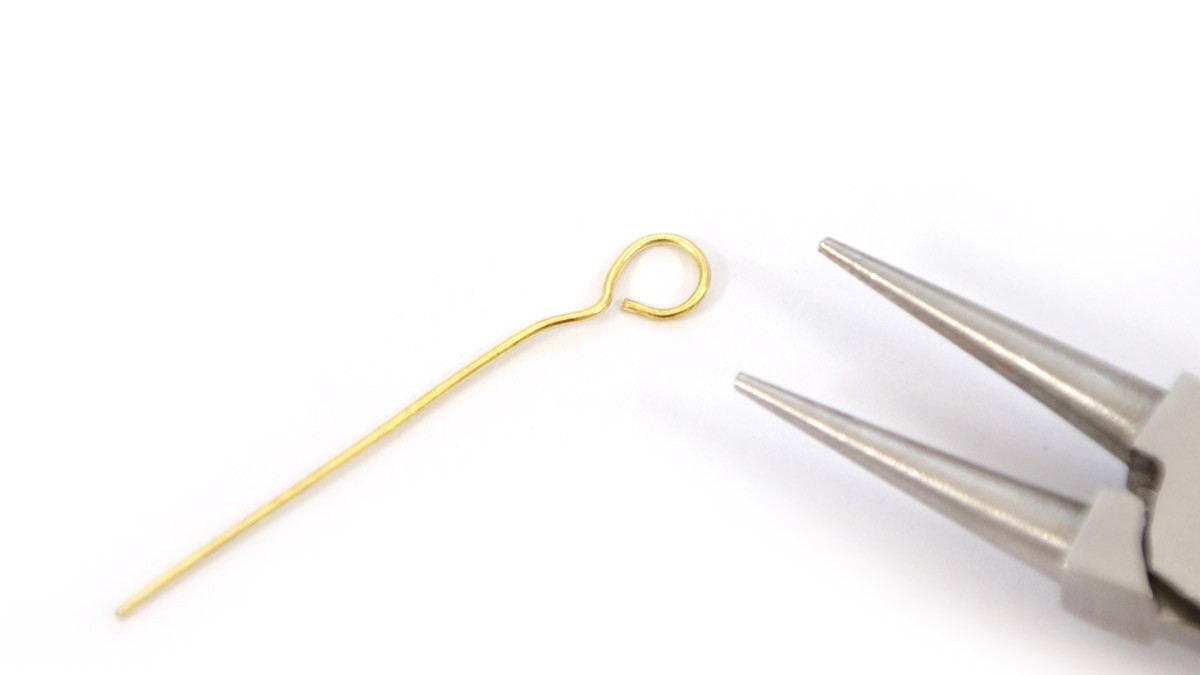 Bracelet grosse maille dorée avec des perles rondelles en resine : Etape 2