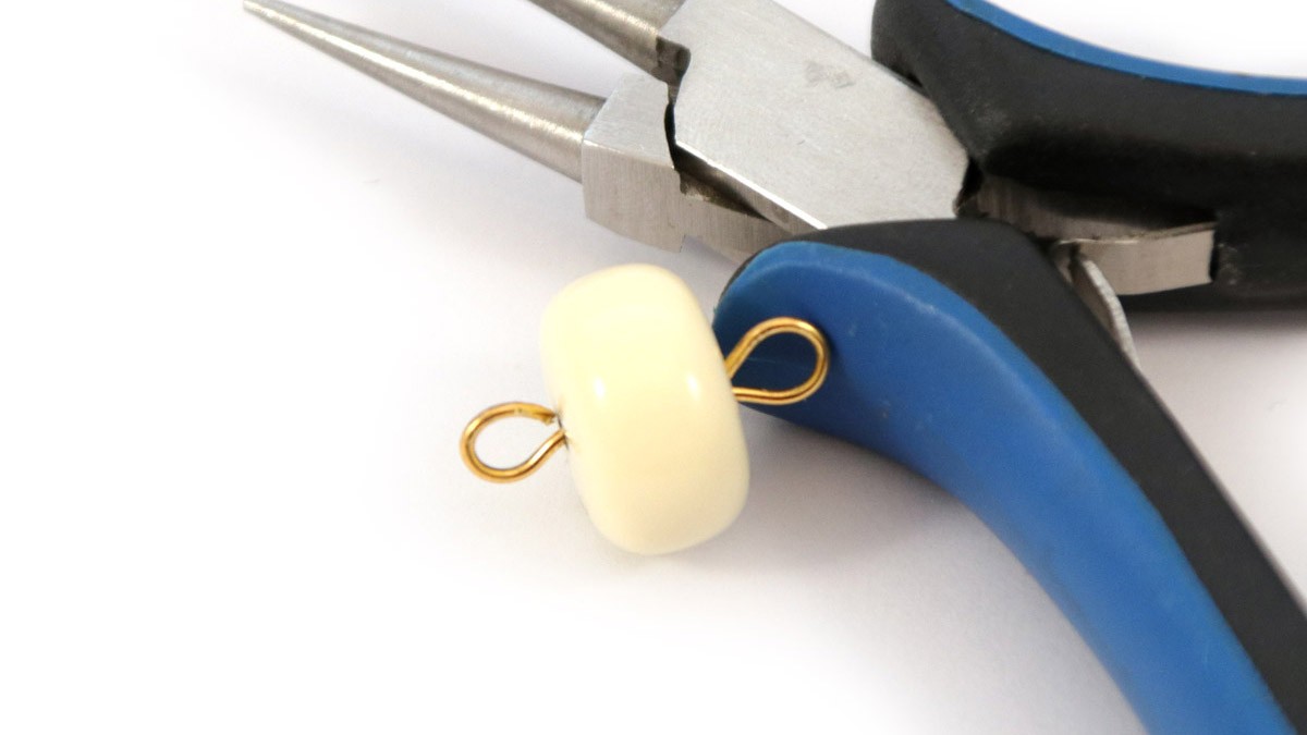 Bracelet grosse maille dorée avec des perles rondelles en resine : Etape 3