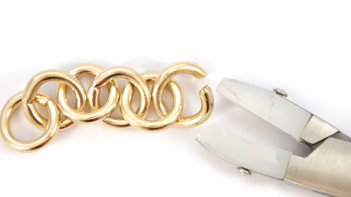 Bracelet grosse maille dorée avec des perles rondelles en resine : Etape 5