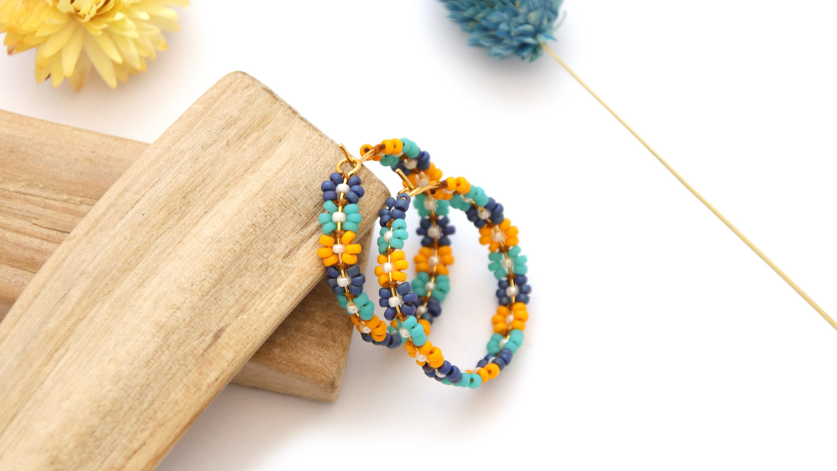 Créoles mini fleurs en perles de rocailles Miyuki Créoles mini fleurs en perles de rocailles Miyuki