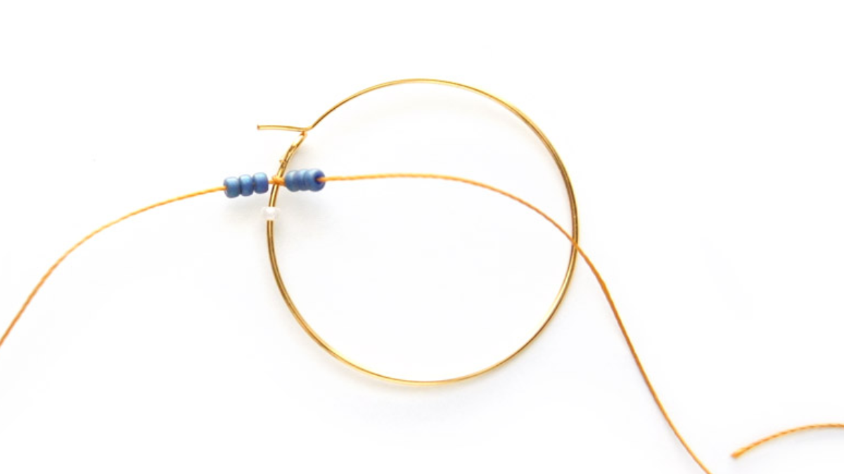 Créoles mini fleurs en perles de rocailles Miyuki : Etape 1