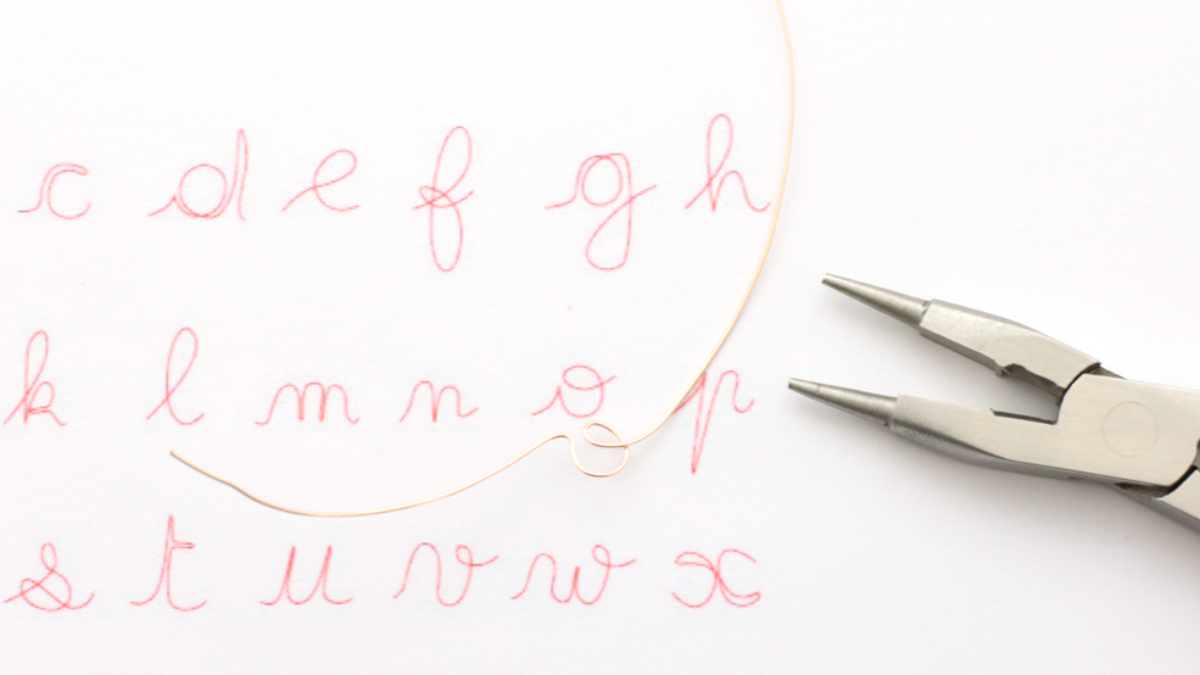 Bague mot Oui en fil formé : Etape 1