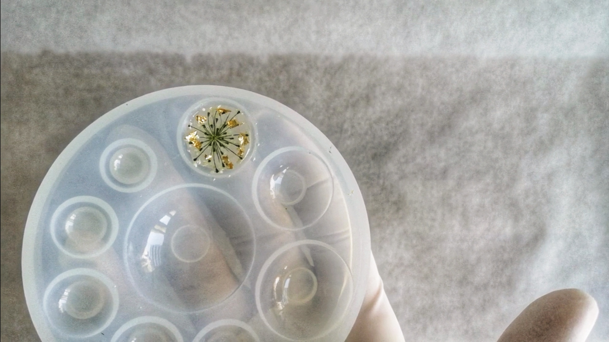 DIY pendentif cabochon fleurs séchées et feuilles d'or en résine époxy : Etape 2