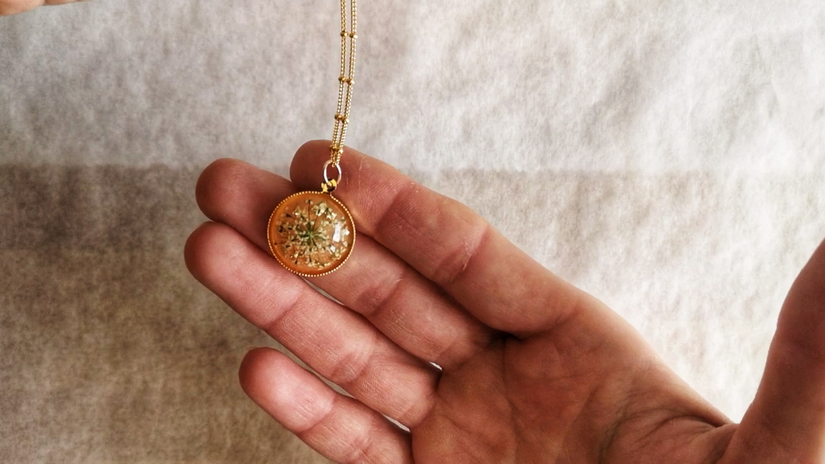 DIY pendentif cabochon fleurs séchées et feuilles d'or en résine époxy : Etape 4