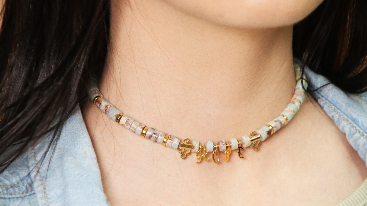 Schéma DIY ras de cou à message en perles heishi régalite teintée