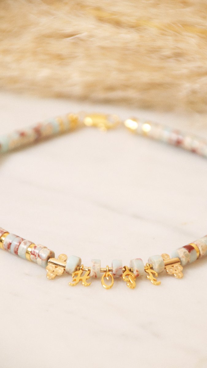 Schéma DIY ras de cou à message en perles heishi régalite teintée